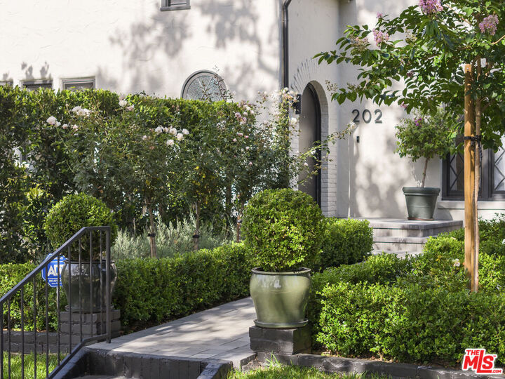 Property Photo:  202 S Citrus Ave  CA 90036 