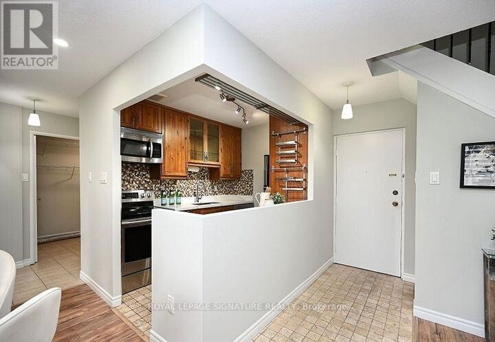 Property Photo: 2001 Bonnymede Drive 22 ON L5J 4H8