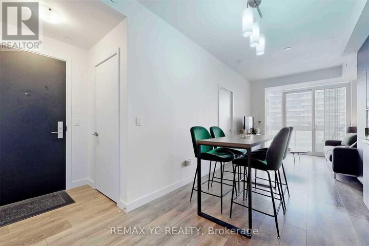 Property Photo: 8 Eglinton Avenue East 2212 ON M4P 0C1