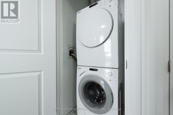 Property Photo:  8 The Esplanade Avenue 3212  ON M5E 0A6 