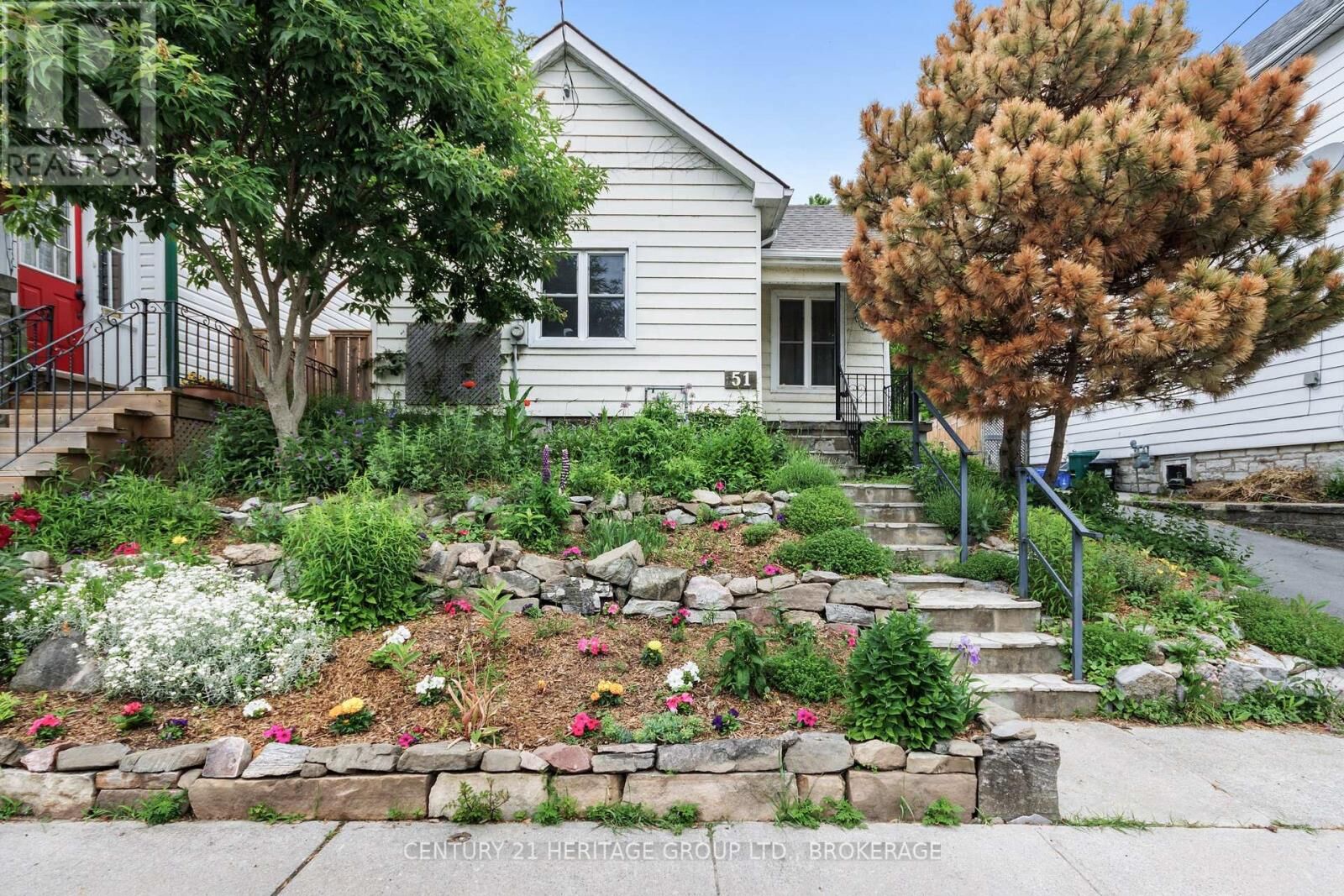 Property Photo:  51 Quebec Street  ON K7K 1T8 