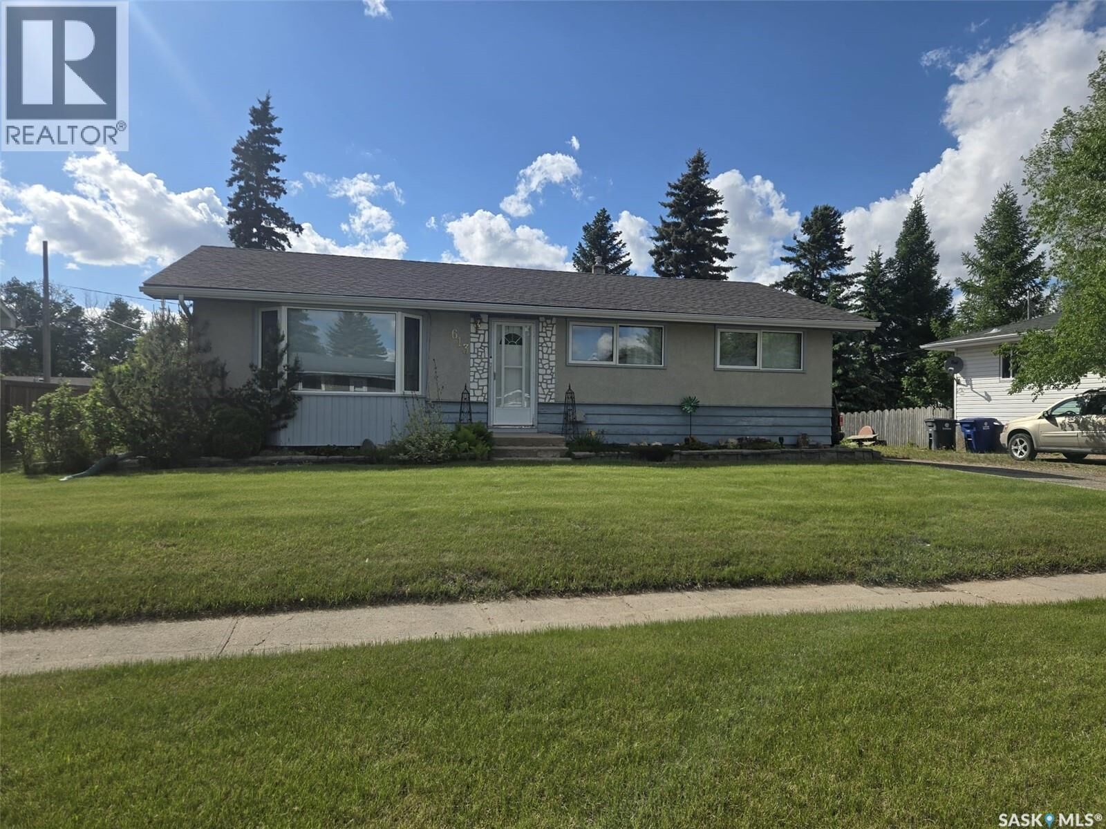 Property Photo:  613 3rd Street W  SK S0K 4W0 