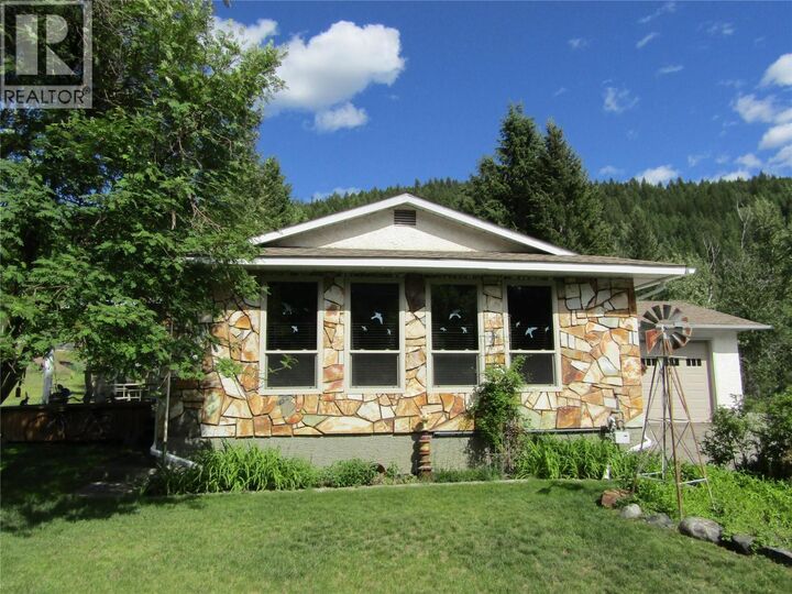 Property Photo: 884 Strathmore Avenue BC V0H 1J0