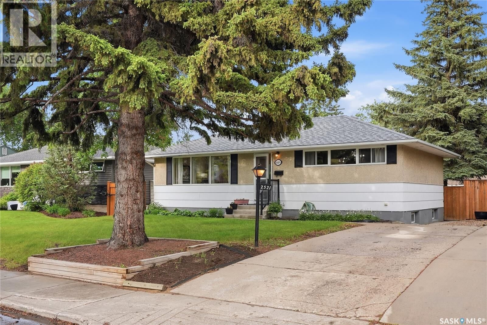 Property Photo:  2321 Munroe Avenue S  SK S7J 1S4 
