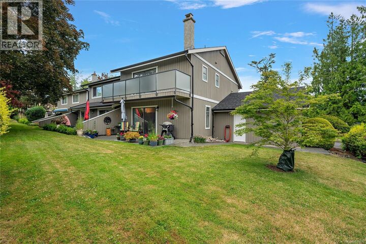 Property Photo:  1950 Cultra Avenue 8  BC V8M 1Y9 
