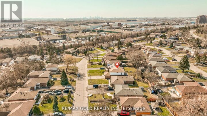 Property Photo:  34 Deerfield Crescent  ON L6T 1K7 