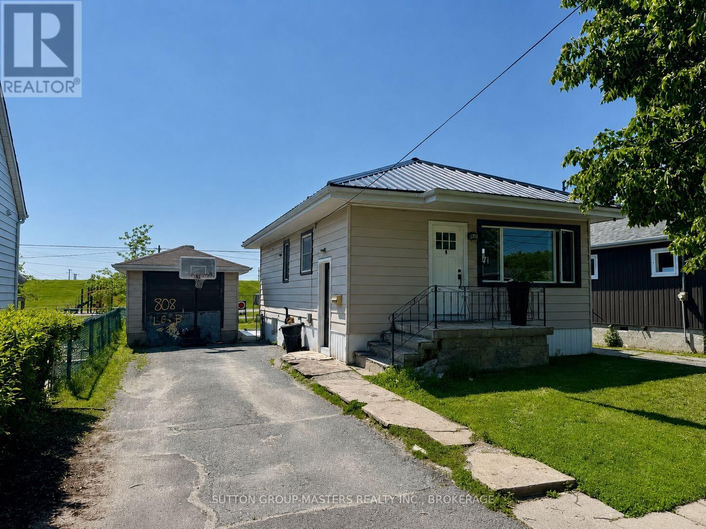 Property Photo:  808 Victoria Street  ON K7K 4T3 