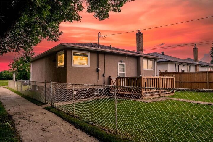 Property Photo:  468 Tinniswood Street  MB R2X 2G4 