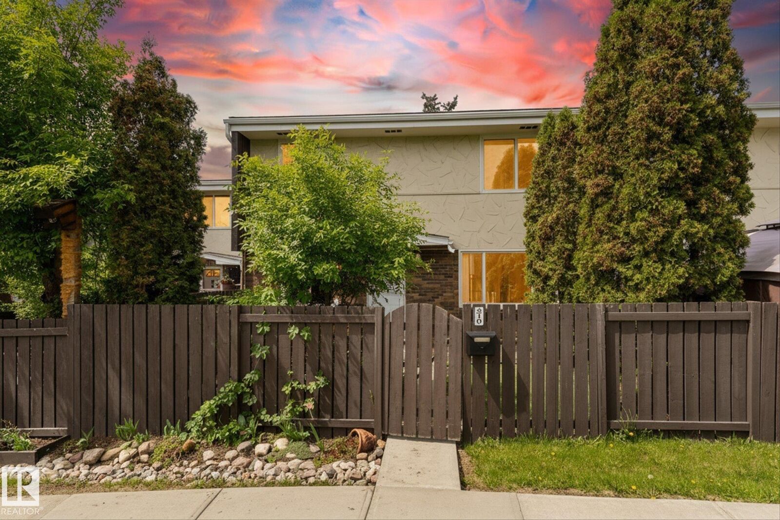 Property Photo:  210 Roseland Village NW  AB T5E 5R6 