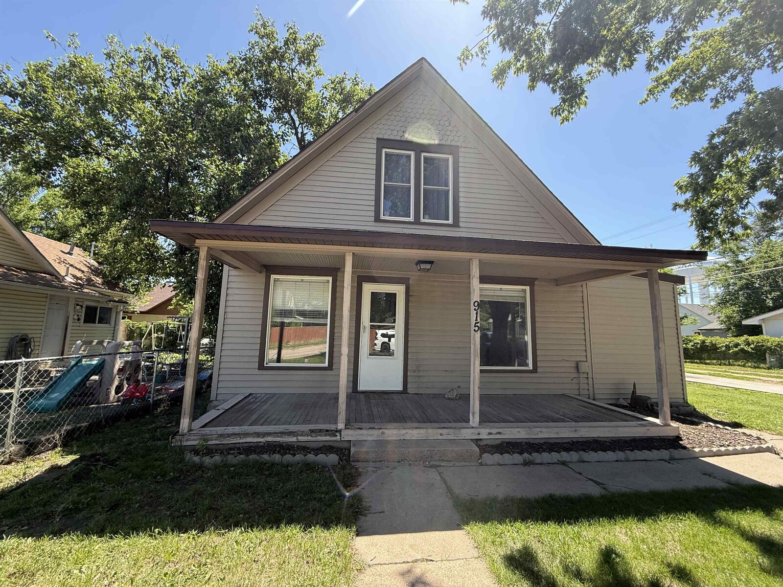 Property Photo:  915-9151/2 N Dewey St  NE 69101 