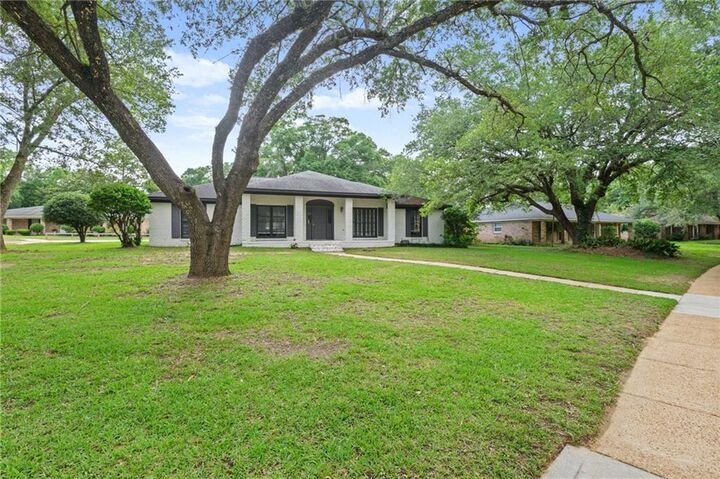 Property Photo:  424 Hounds Run W  AL 36608 