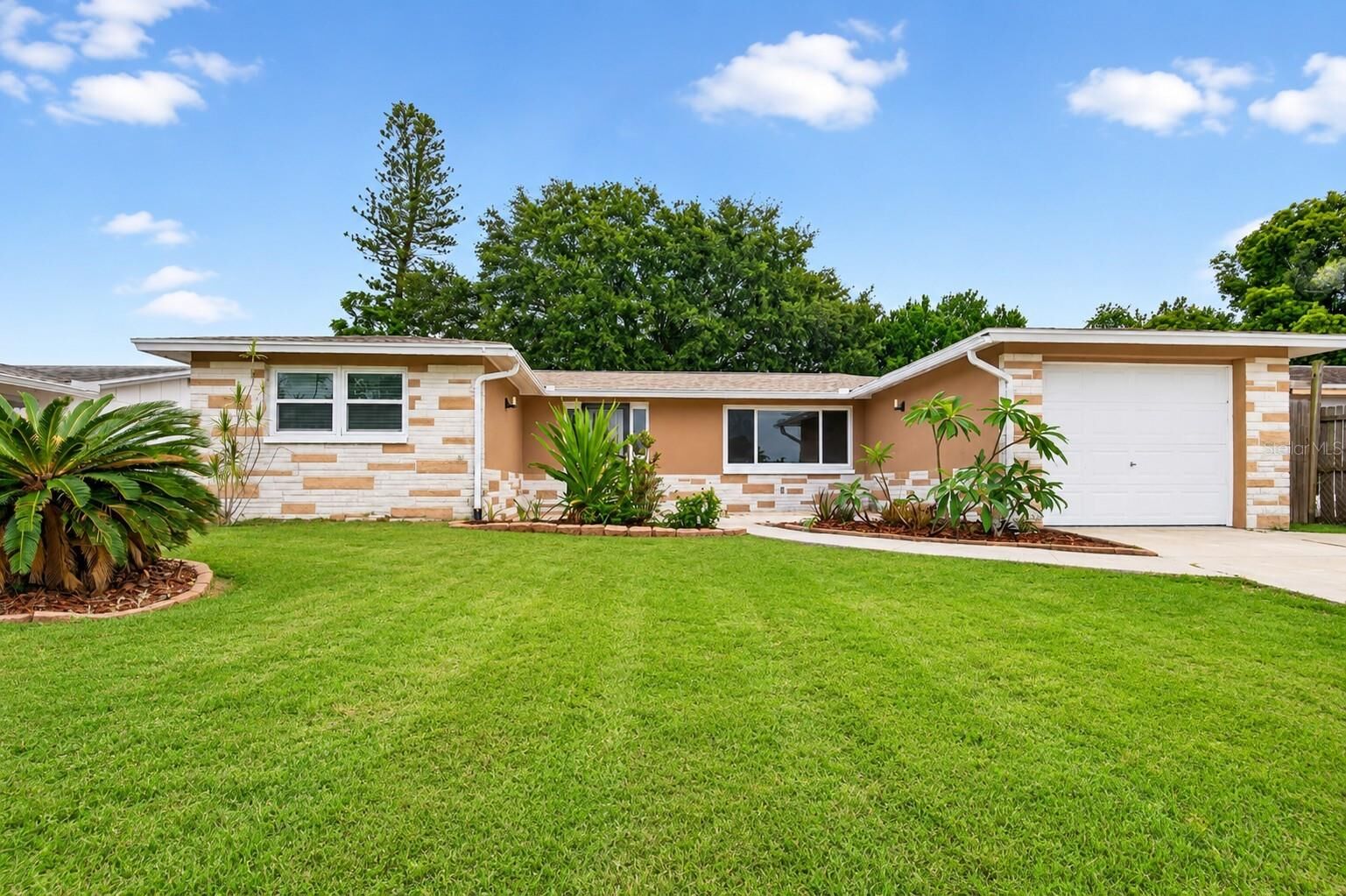 Property Photo: 2602 Ohio Place FL 34691