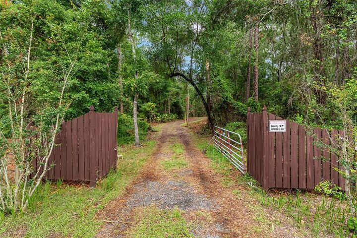 Property Photo: 7622 SE County Road 234 FL 32641