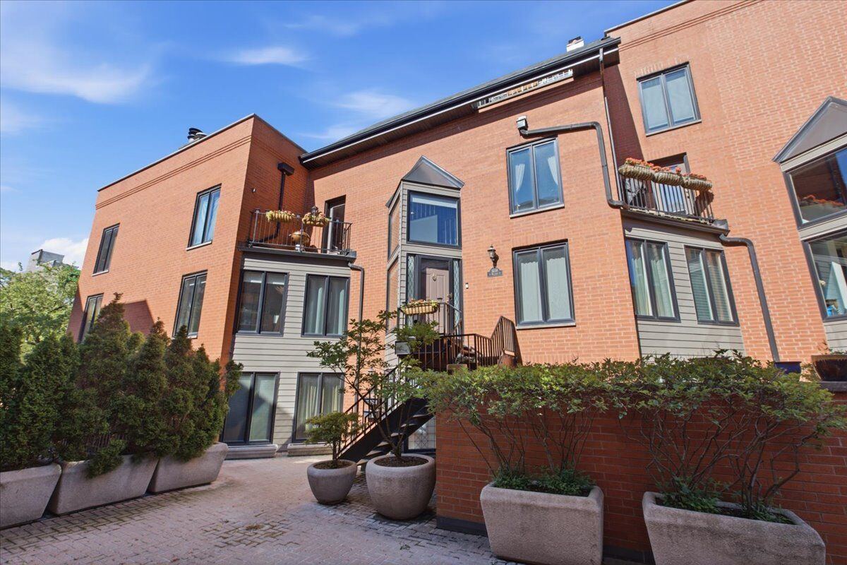 Property Photo: 1608 N St Michaels Court IL 60614