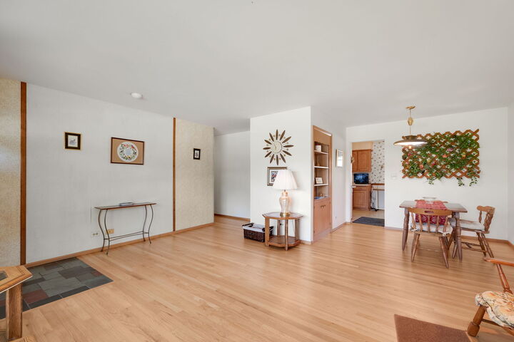 Property Photo:  472 W Walnut Avenue  IL 60016 