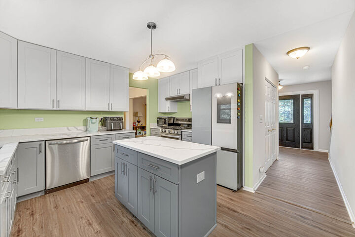Property Photo:  1940 Waverly Lane  IL 60102 
