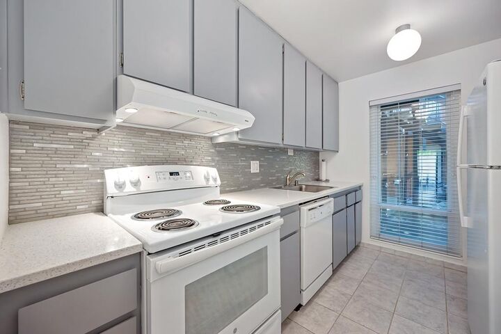 Property Photo:  724 Woodside Lane East 6  CA 95825 