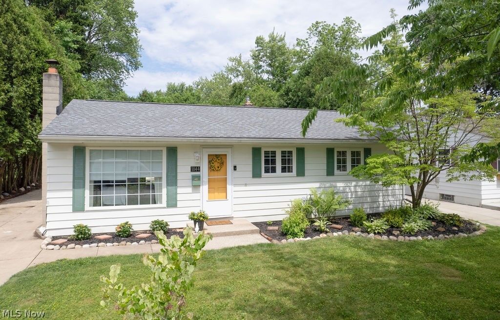 Property Photo: 1044 Ellsworth Drive OH 44313