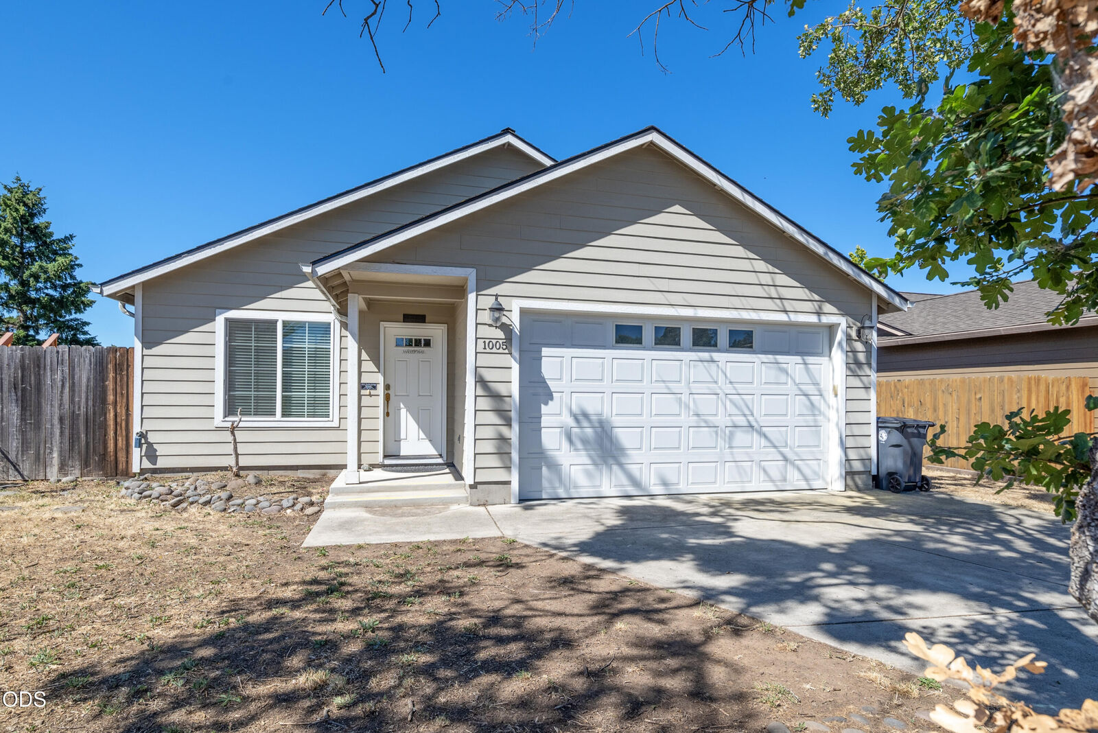Property Photo:  1005 N 10th Street  OR 97502 
