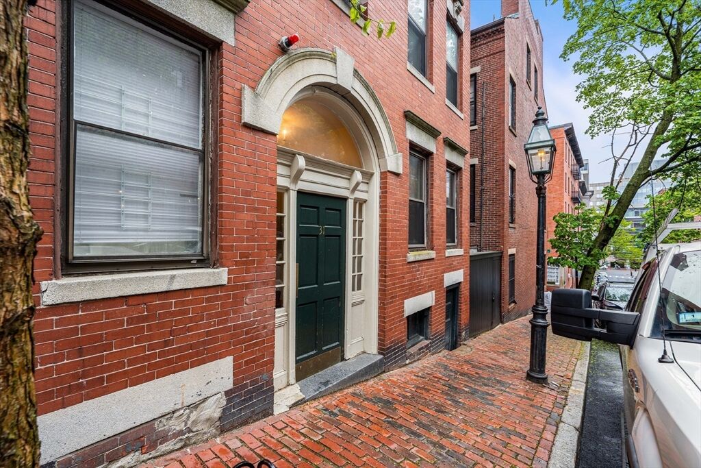 Property Photo:  31 Irving St 4  MA 02114 