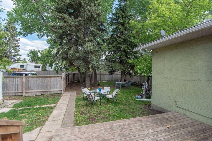 Property Photo: 105 Bell Street AB T4R 1L6