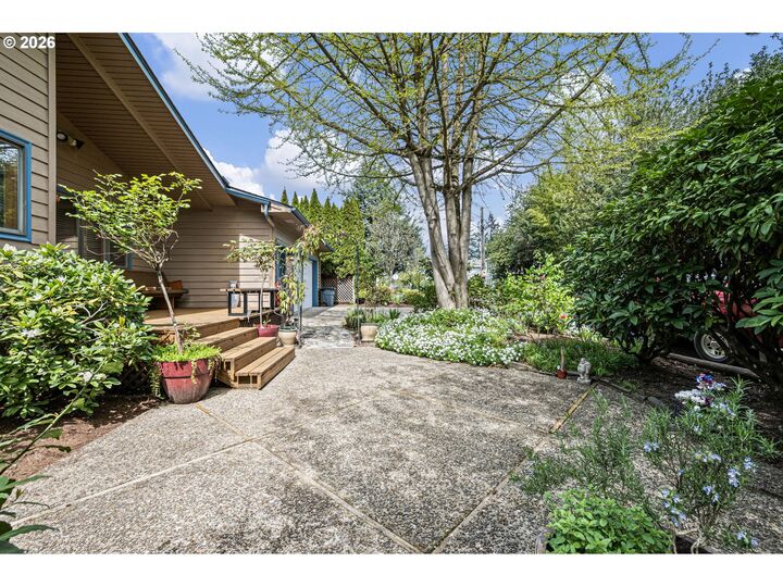 Property Photo:  86 Green Ln  OR 97404 