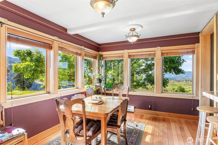 Property Photo:  