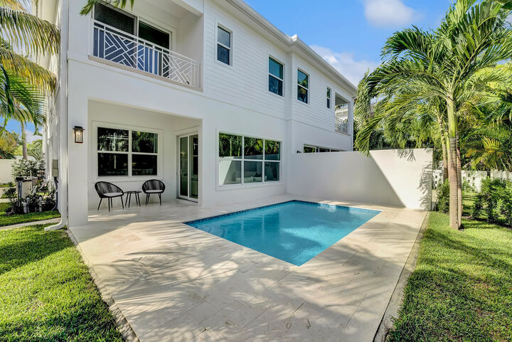Property Photo:  500 NE Wavecrest Way  FL 33432 