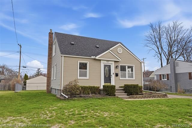 Property Photo:  927 Montrose Avenue  MI 48073 