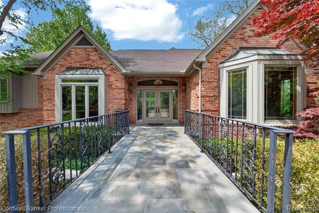 Property Photo: 2076 Shore Hill Court MI 48323