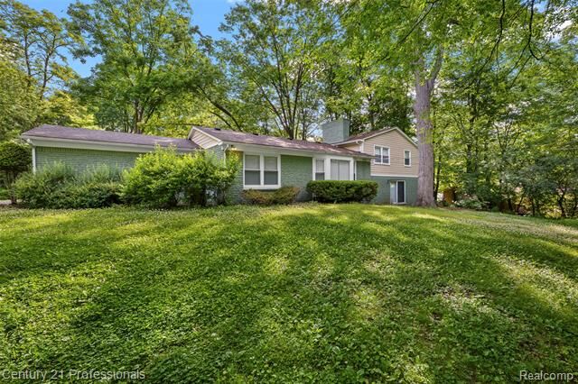 Property Photo:  745 Hawthorne Drive  MI 48304 
