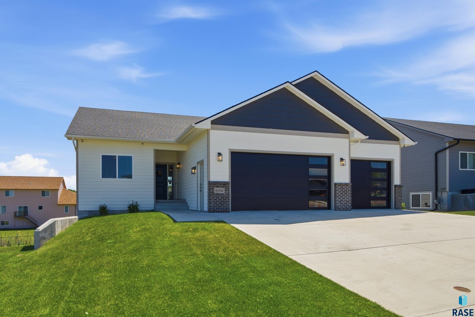 Property Photo:  1006 N Archer Dr  SD 57103 