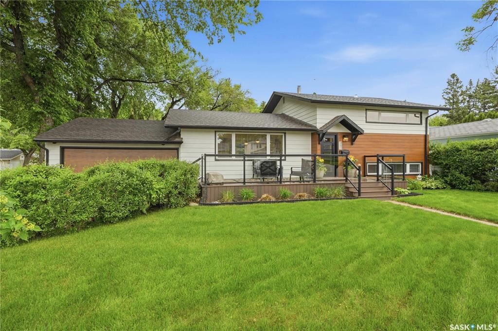 Property Photo:  901 Glasgow Street  SK S7J 0N9 