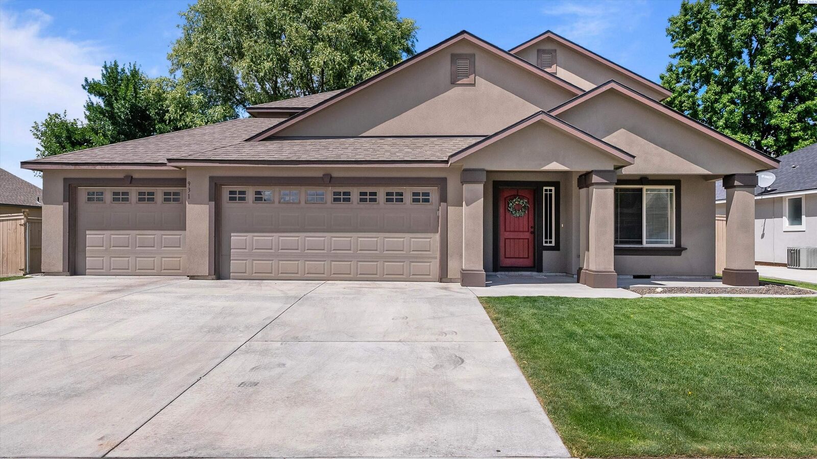 Property Photo: 931 N Oklahoma Street WA 99336