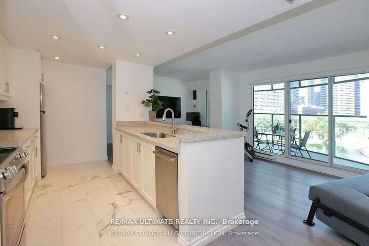 Property Photo: 77 Harbour Square 601 ON M5J 2S2