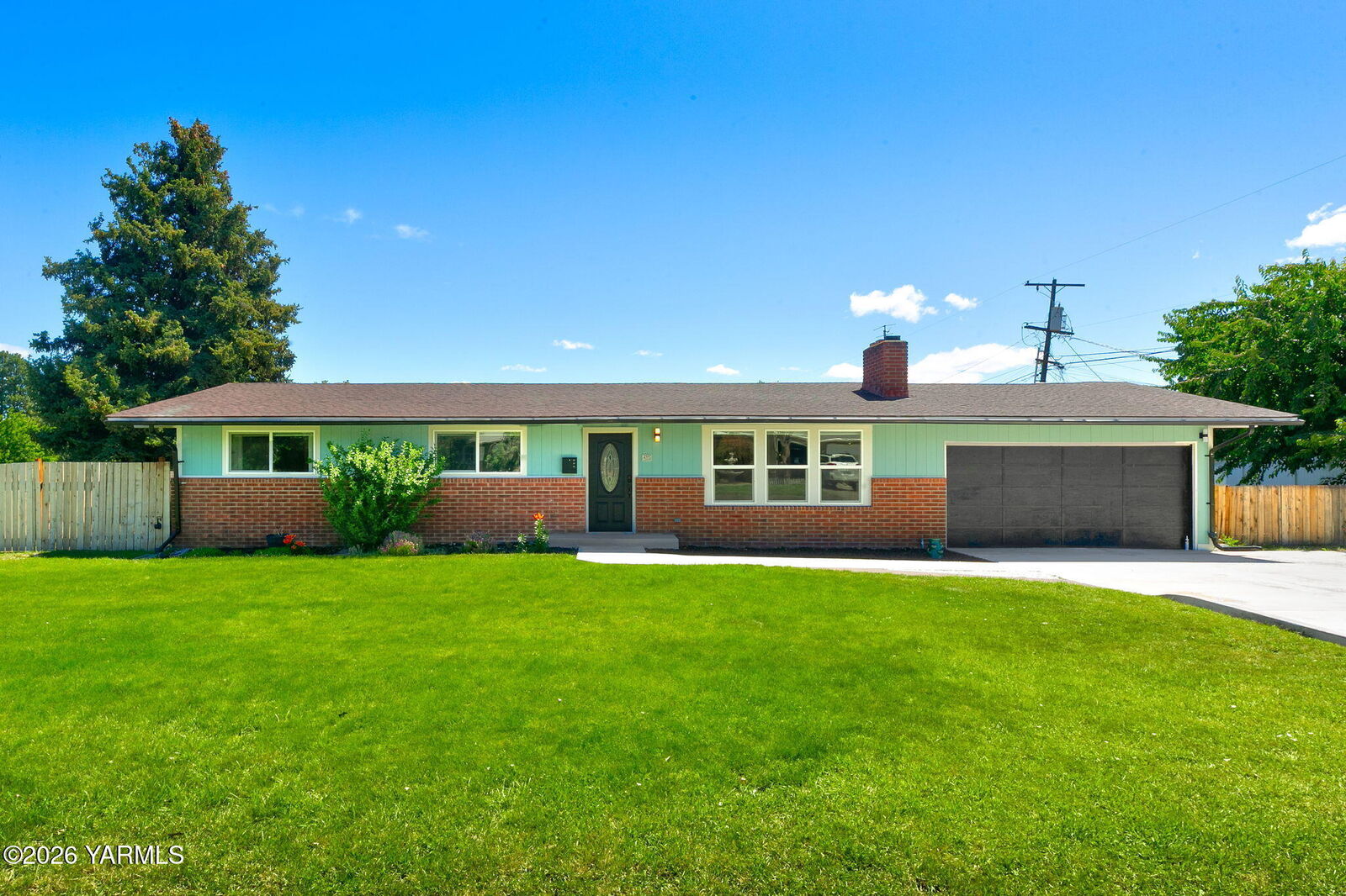Property Photo: 405 N 42nd Ave WA 98908