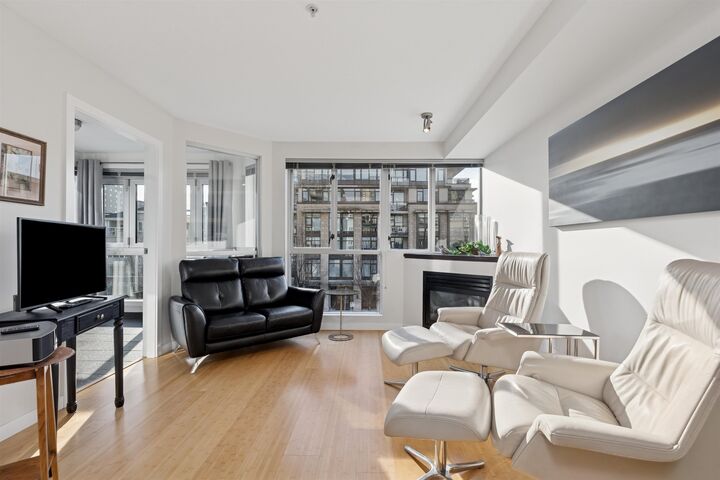 Property Photo: 122 E 3rd Street 311 BC V7L 1E6
