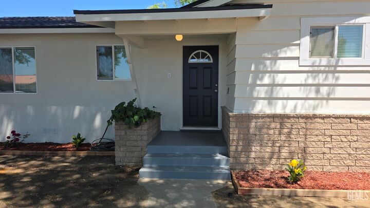 Property Photo: 1102 Cypress Avenue CA 93280