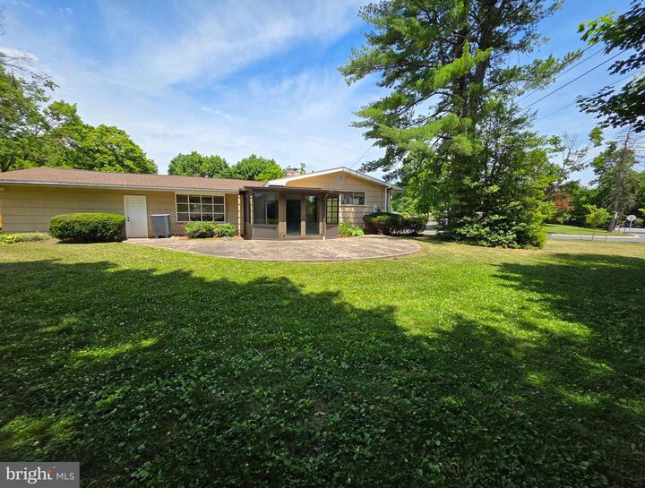 Property Photo: 1611 Mark Twain Cir PA 18017