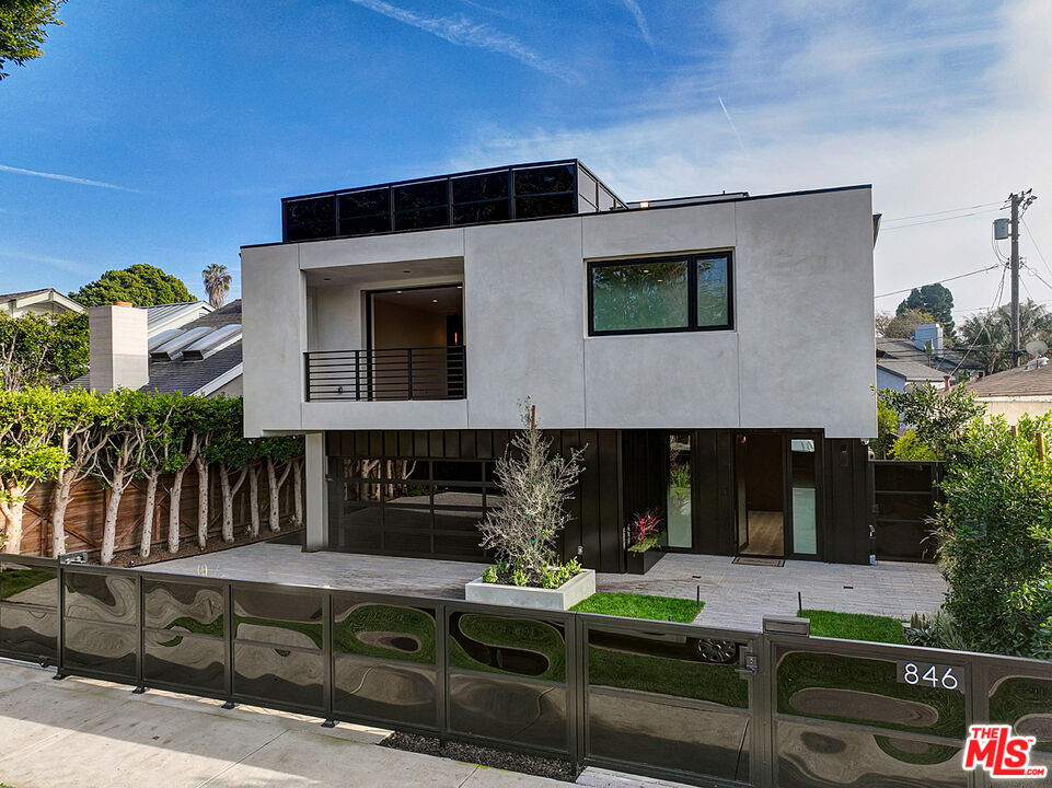 Property Photo: 846 Dickson St CA 90292