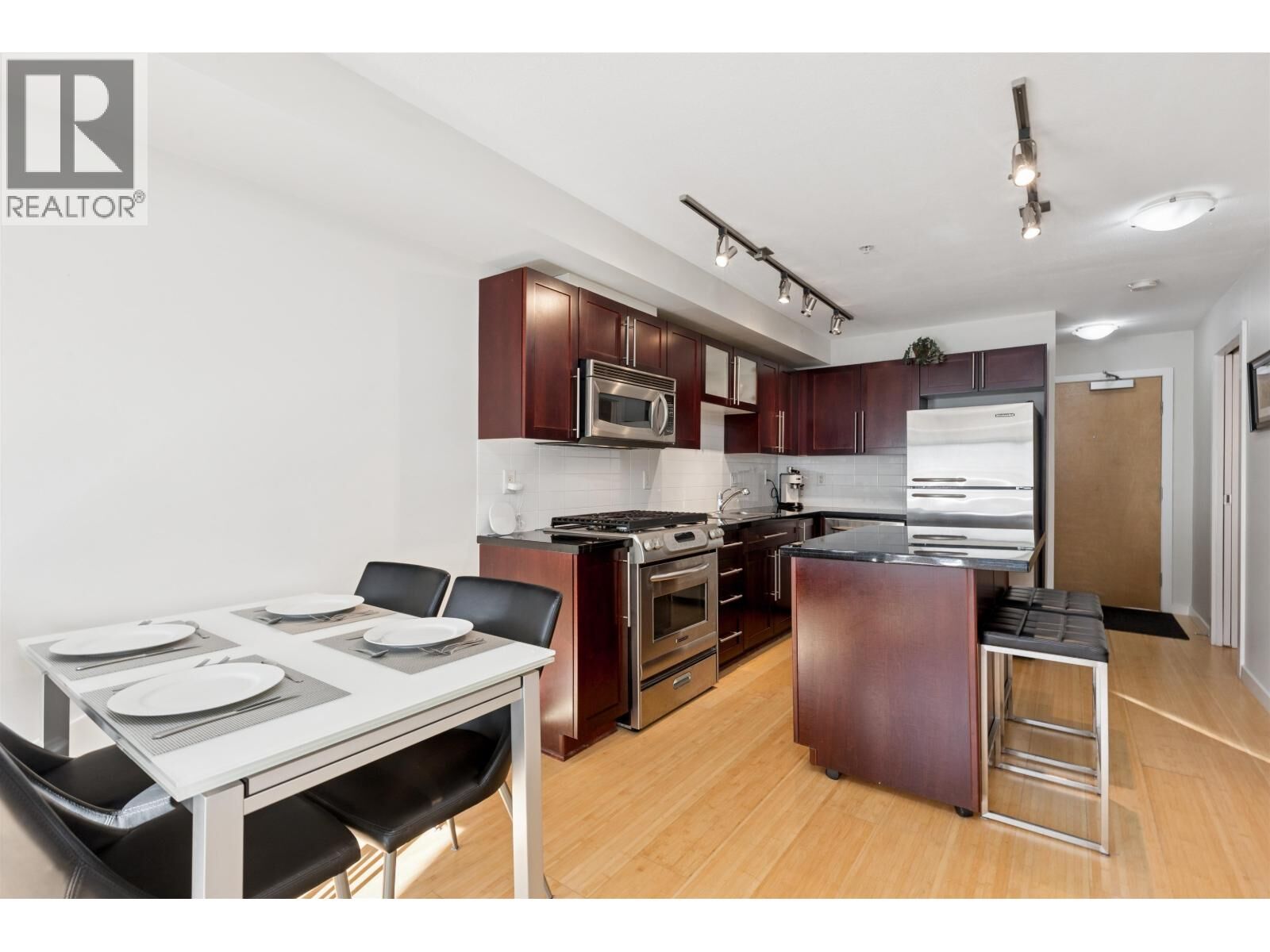 Property Photo: 122 East 3rd Street 311 BC V7L 1E6
