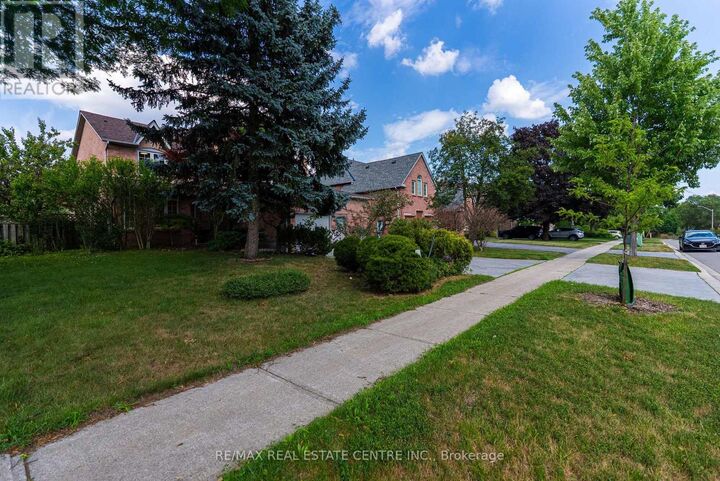 Property Photo:  4623 Hewicks Lane  ON L5M 3L8 