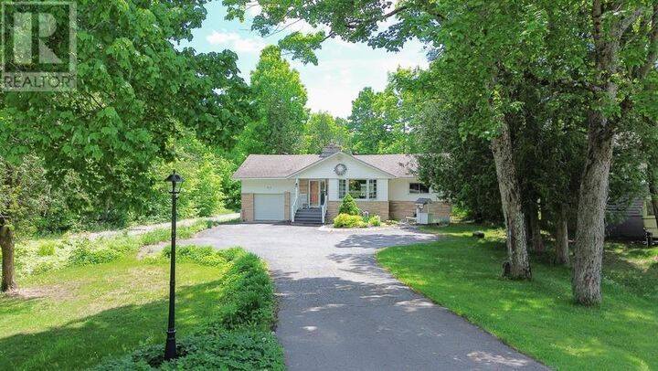 Property Photo: 915 Fourth Lin E ON P6A 6J8