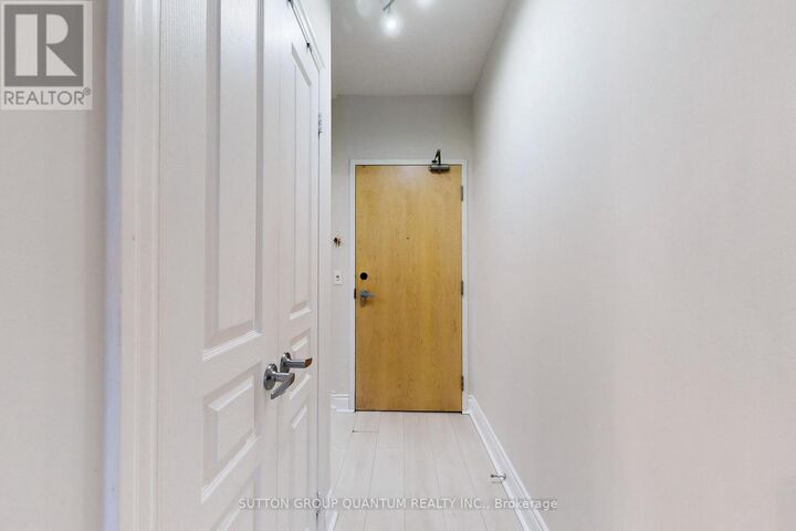 Property Photo: 3939 Duke Of York Boulevard 701 ON L5B 4N2