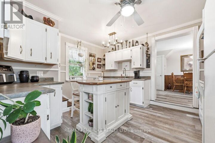 Property Photo: 558 Mackay Street ON K8A 1E6