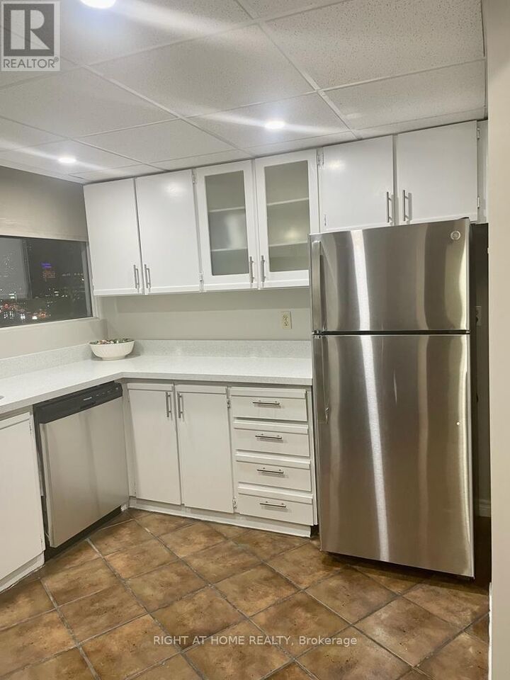Property Photo: 3700 Kaneff Crescent 802 ON L5A 4B8