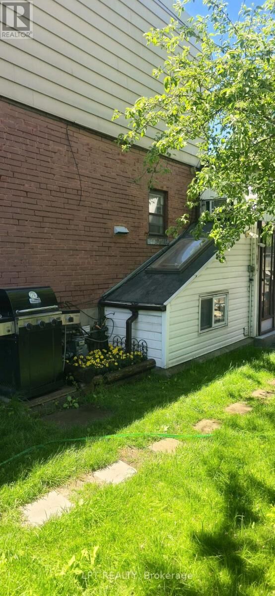 Property Photo: 1314 Dupont Street ON M6H 2A7