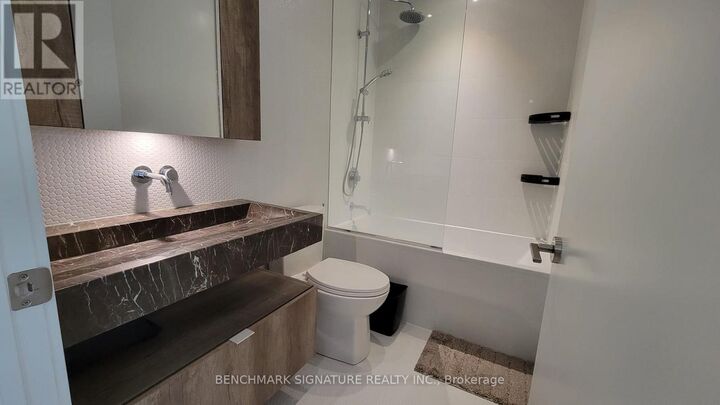 Property Photo: 11 Yorkville Avenue 2102 ON M4W 0B7