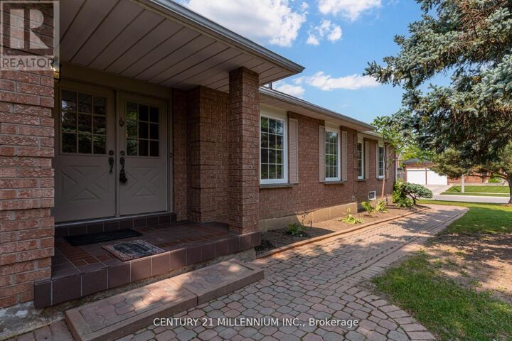Property Photo: 1572 Cartier Court ON L5M 4B3