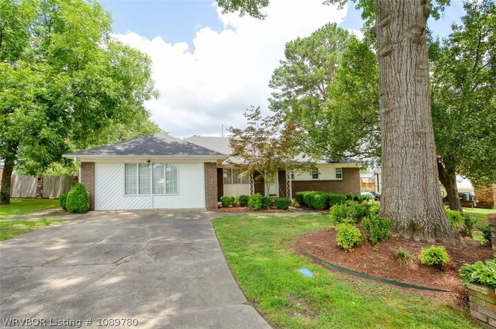 Property Photo:  1910 N 46th Terrace  AR 72904 